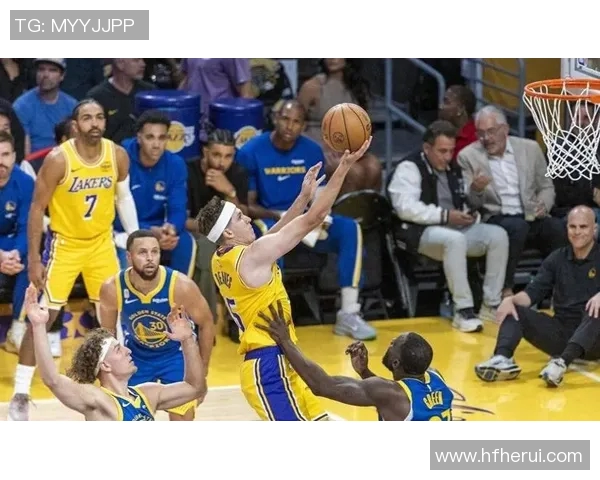 爵士主场力挫湖人,库里伤退:精彩激战背后的故事 爵士主场力挫湖人,库里伤退:精彩激战背后的故事